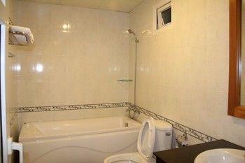 Bathroom 3, Phuong Ha Hotel, Phan Thiết