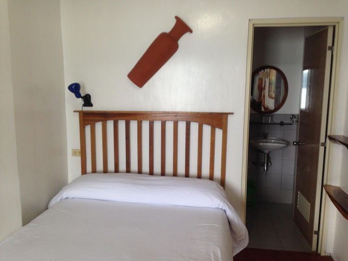 Bedroom 3, Harleys Pub and Hotel, Olongapo City