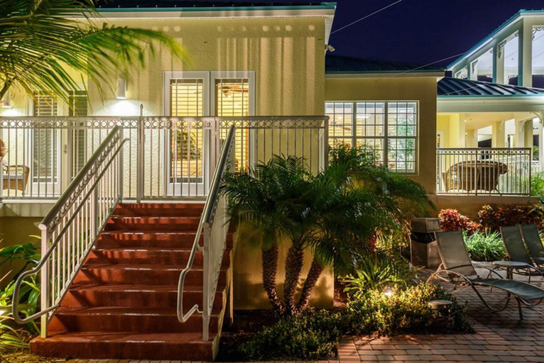 Room 5, Grand Marina Suite by Brightwild Waterfront, Monroe