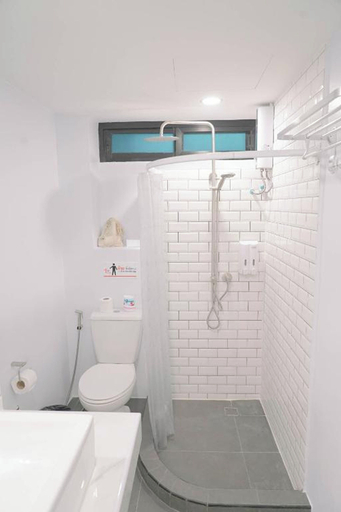 Bathroom 4, BnB98 Silom Hotel, Bang Rak