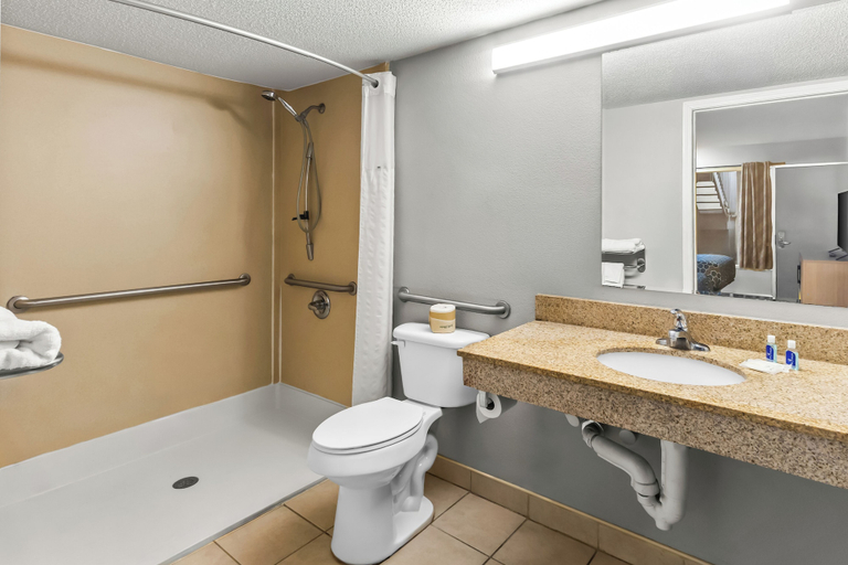 Bathroom 4, Rodeway Inn Owensboro South, Daviess