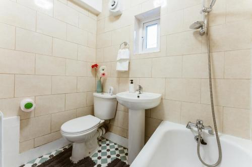 Bathroom 2, Mile end Double rooms 86a, London