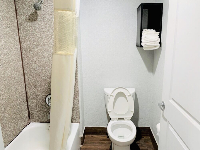 Bathroom 5, Sunrise Inn & Suites, Houston