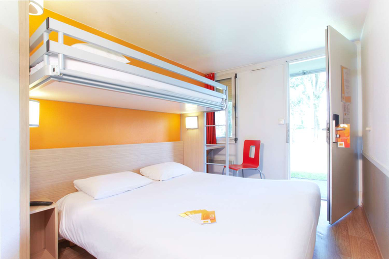 Bedroom 4, Premiere Classe Caen Est - Mondeville, Calvados
