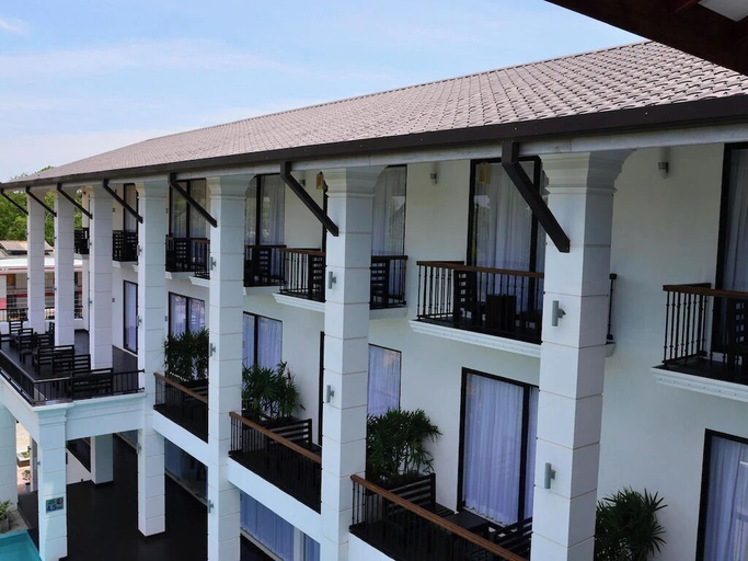 Exterior & Views