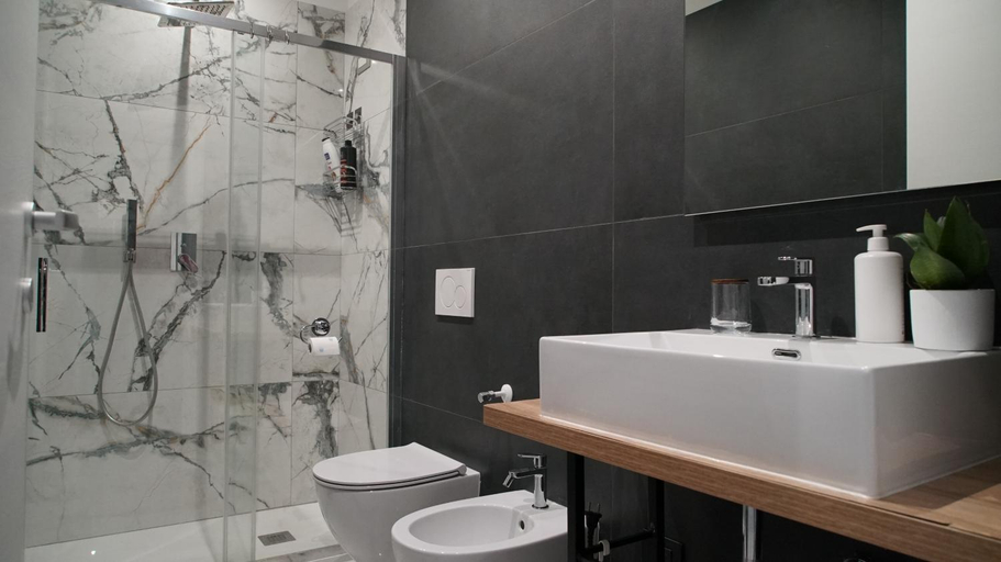 Bathroom 2, A Casa Mia 2.0, Varese