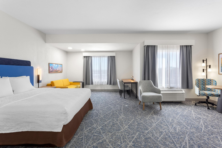 Bedroom 3, Hampton Inn & Suites Chicago Deer Park, Cook