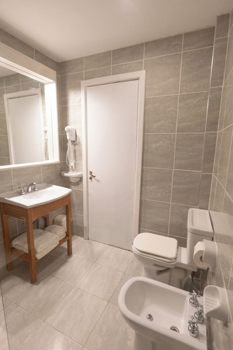 Bathroom 4, Tolkeyén Ushuaia Hotel, Ushuaia