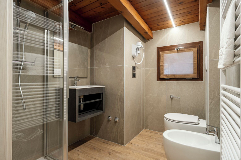 Bathroom 4, Hotel Sorapis, Belluno