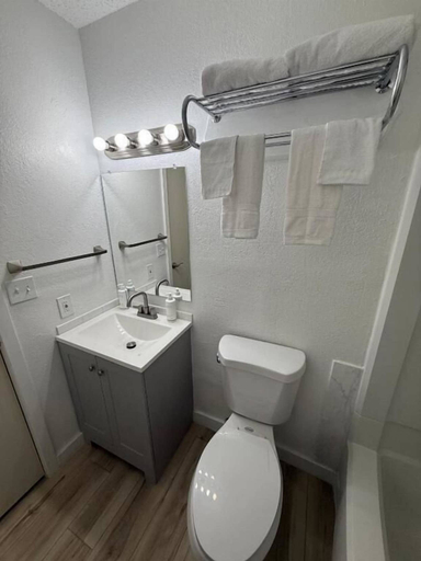 Bathroom 4, Hotel Simply Stay, Lea