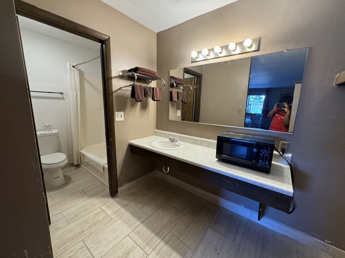 Bathroom, Clintonville Motel, Waupaca