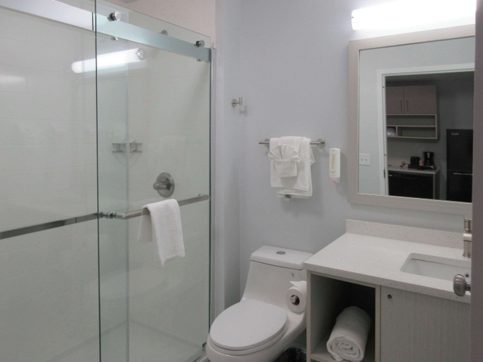 Bathroom 4, MainStay Suites Chesapeake - Greenbrier, Chesapeake