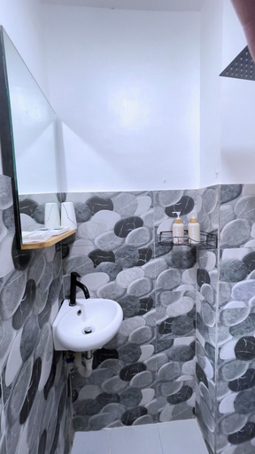 Bathroom 5, Mactan Hostel, Lapu-Lapu City