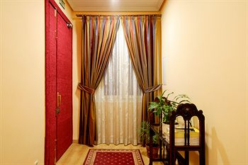 Hallway 3, Hostal Silserranos, Madrid