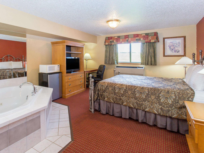 Bedroom 5, Days Inn by Wyndham Sheboygan/The Falls, Sheboygan