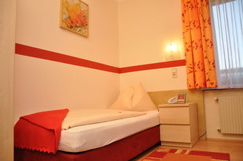 Others 2, Hotel Zlami-Holzer, Klagenfurt