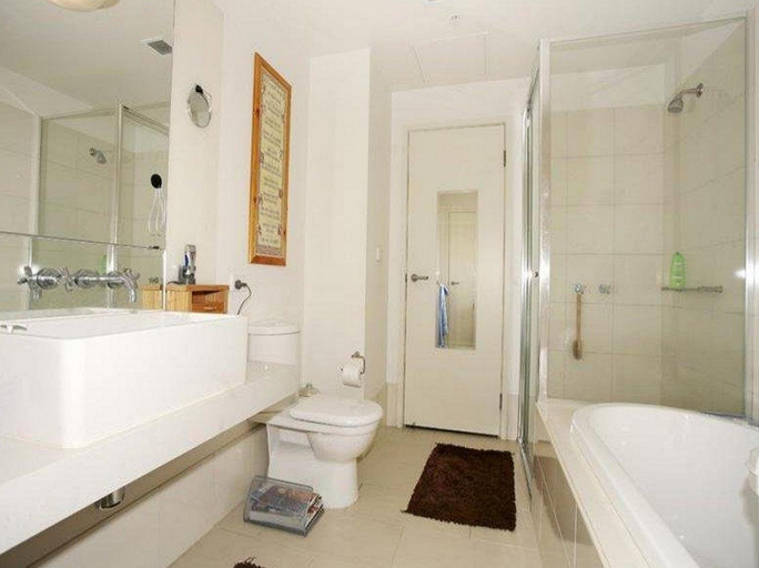Bathroom 4, Melbourne Stays Apartments, Melbourne