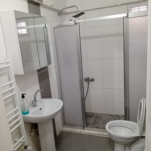 Bathroom 4, anka suit, Merkez