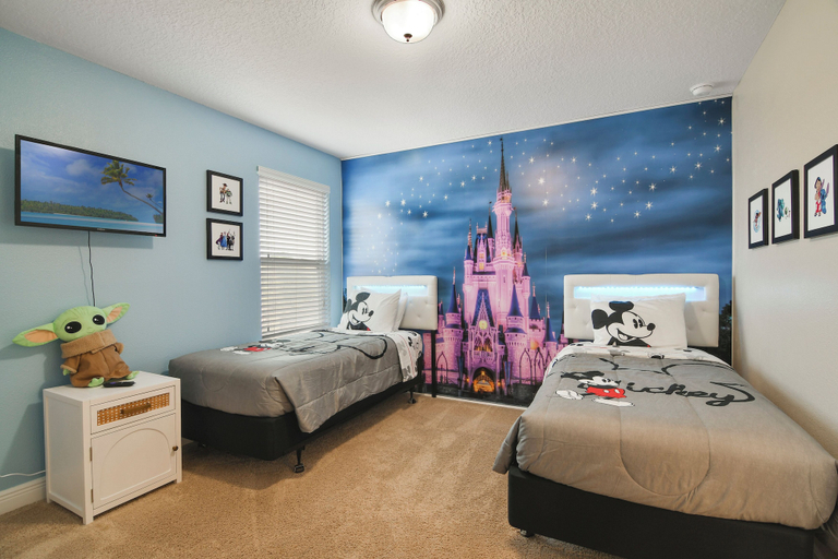 Room 1, Hogwarts Hideaway - Resort, Spa & Game Room - Pets, Polk