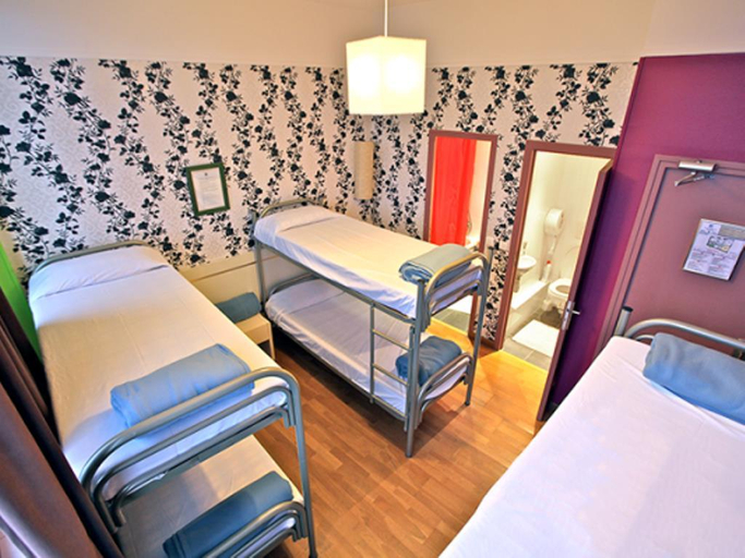 Bedroom 4, Caulaincourt Montmartre by Hiphophostels , Paris