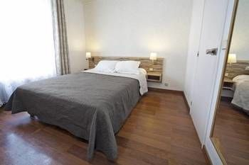 Others 5, Hotel du Moulin, Paris