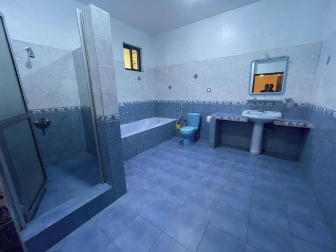 Bathroom 4, Olivia Guesthouse, Nyamagana