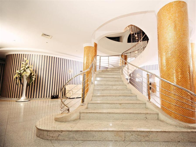 Others 3, Hotel International, Sanmartin