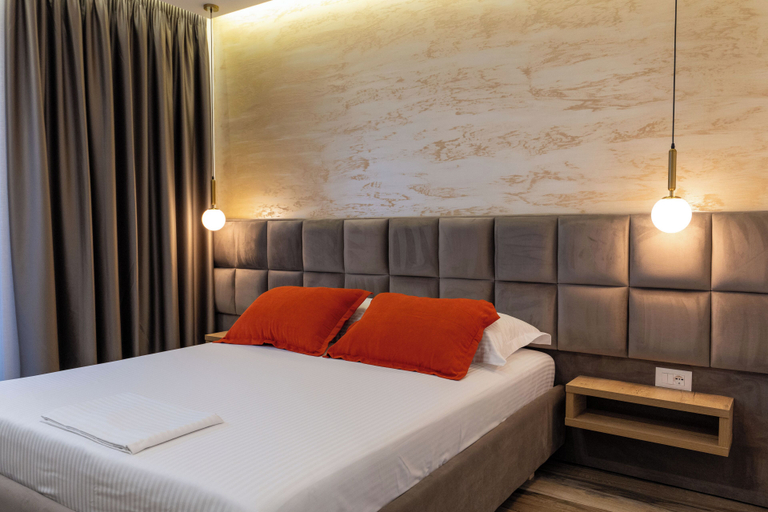 Others 5, Hotel Flori, Sarandës