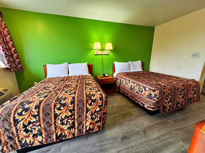 Bedroom 4, Cloverleaf Motel Richmond Near Turnpike, Richmond