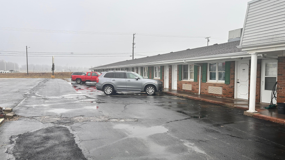 Exterior & Views 2, Botkins motel, Shelby