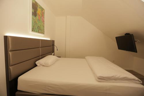Others 2, Galeria Airport Hotel, Groß-Gerau