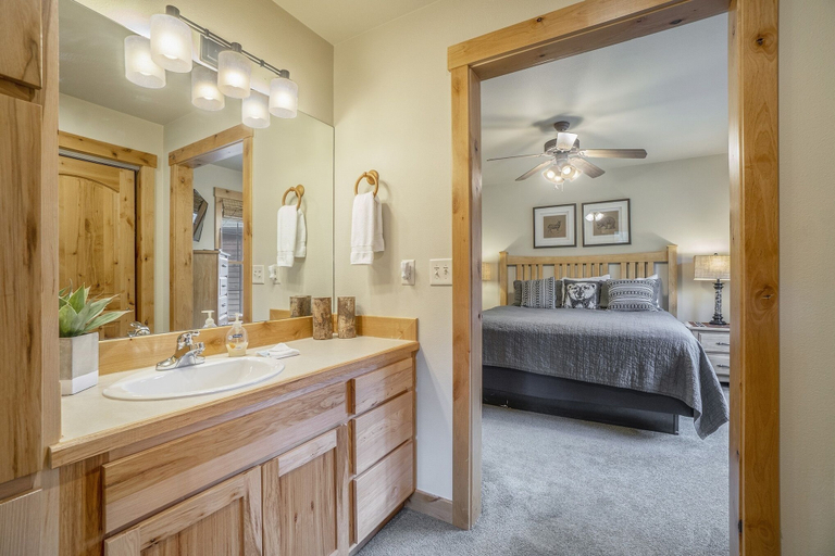 Room 2, Cozy Solitude Cabins - Estes Park CO, Larimer