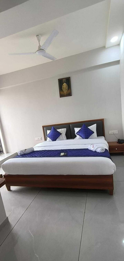 Room 4, Hotel Cloud 7, Ahmadabad
