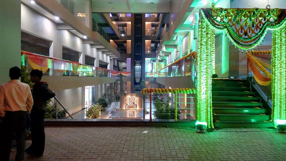 Others 5, Hotel 3 Leaves, Kolhapur