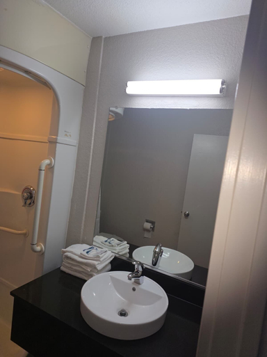 Bathroom 3, Super 7 INN, Jasper