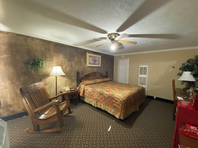 Bedroom 2, Smokey Bear Motel, Lincoln