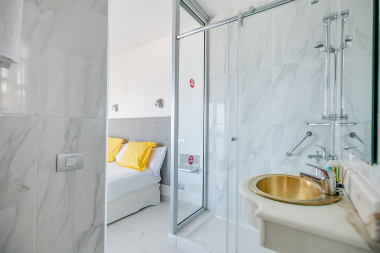 Bathroom 3, Hotel Europalace, Las Palmas