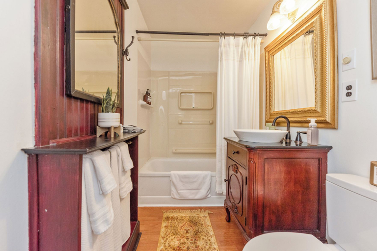 Bathroom 5, The Benchmark Inn, Bracken