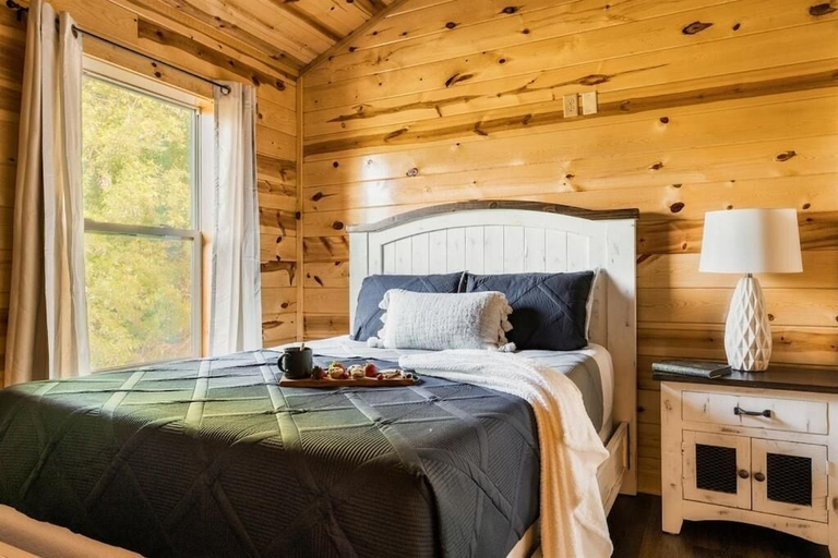 Room 5, Smokies Sanctuary, Sevier