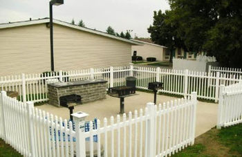 BBQ or Picnic Area 3, Hostal Home Town, Genesee