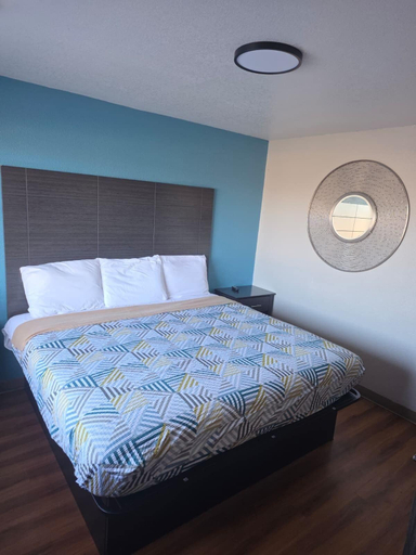 Bedroom 2, Super 7 INN, Jasper
