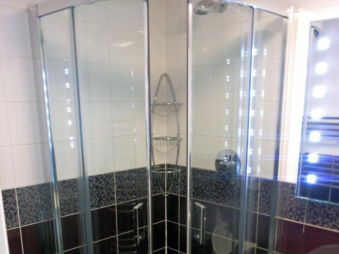 Bathroom 3, New Inn Dorchester, Dorset