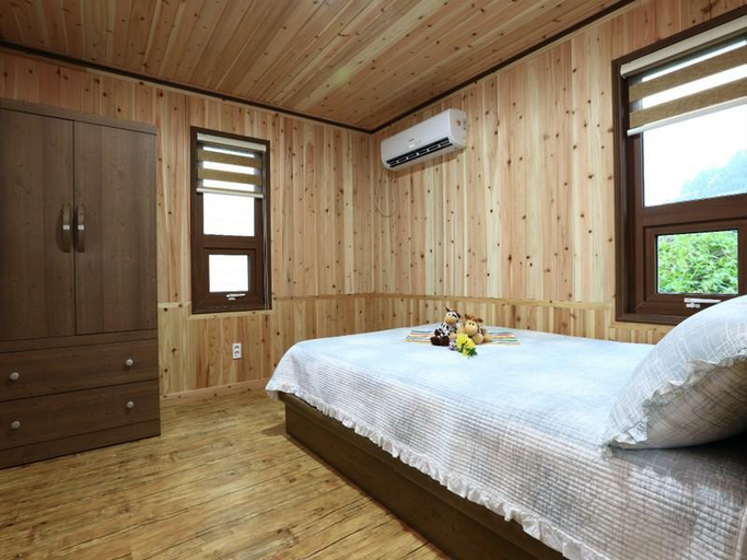 Bedroom 4, Jeju Seowoobong Pension, Jeju