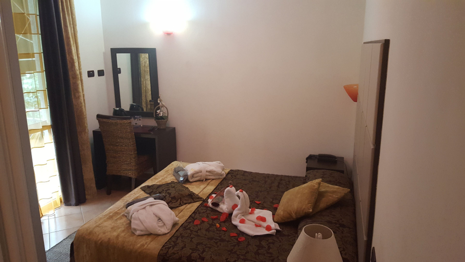 Bedroom 2, HOTEL LUNA, Massa Carrara
