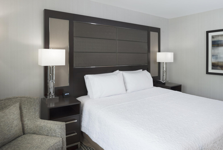 Bedroom 2, Hampton Inn & Suites Bridgewater, Somerset