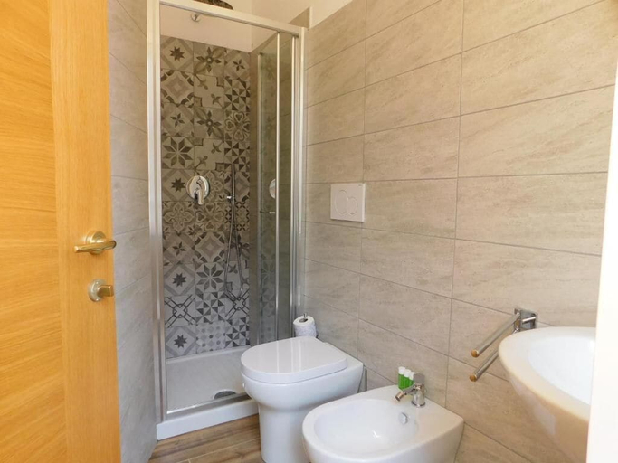 Bathroom 5, Piccolo Borgo, Genova