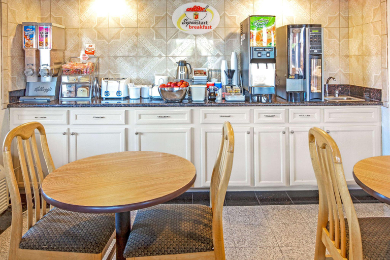 Food & Drinks 5, Super 8 by Wyndham Baytown/Mont Belvieu, Chambers