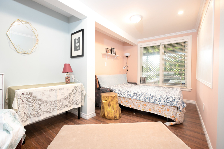Bedroom 2, Lily's garden, Queens