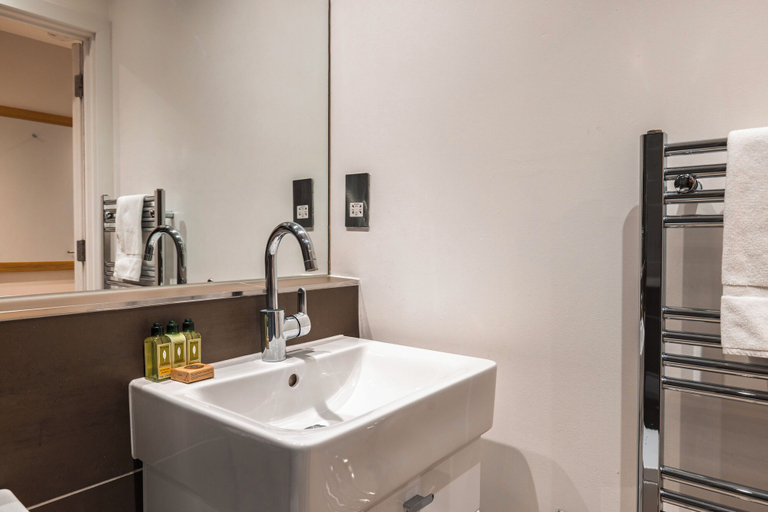 Bathroom 3, Barbican Serviced Apartments LovelyStay, London