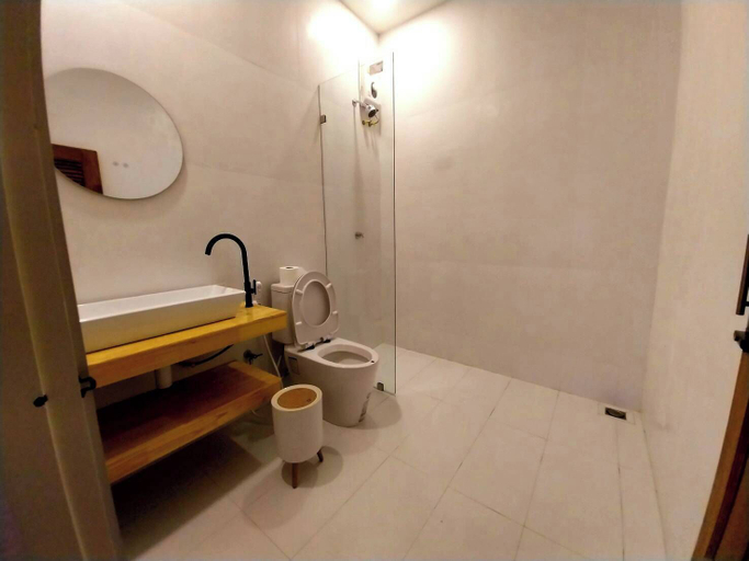 Bathroom 3, To The Moon Guesthouse, Muang Chiang Mai